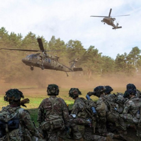 NATO opet nešto sprema na Kosovu? Američki vojnici u Bondstilu izvode obuku za transport tereta helikopterima