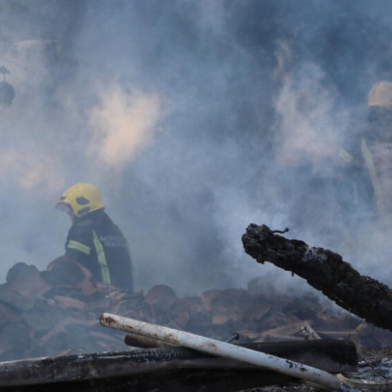 Gust dim širi se naseljem: Veliki požar izbio u Mrčajevcima kod Čačka