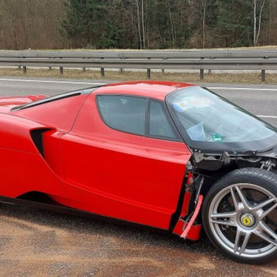 Slupao Ferrari na Autobanu: Delovi automobila odleteli 200 metara FOTO