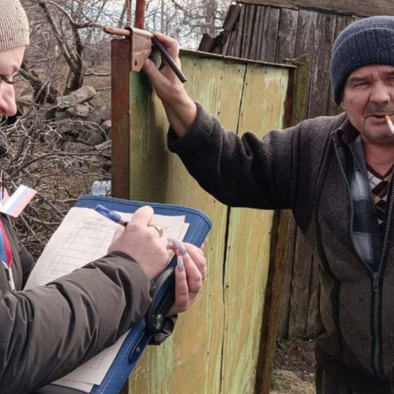Rusija i Ukrajina: U okupiranim ukrajinskim regionima, naoružani ljudi donose glasačke kutije na vrata za ruske izbore