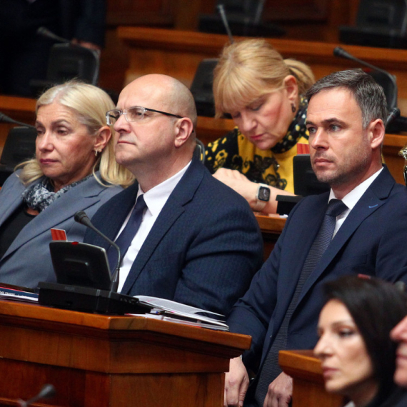 Opozicija niže skandale u Skupštini: Aleksić nasrnuo na obezbeđenje; Vređaju Radenovića, psuju i urlaju VIDEO