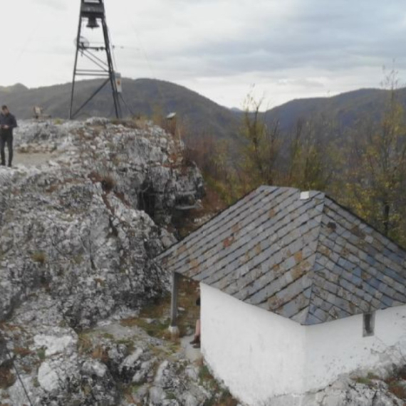 Najmanja crkva u Srbiji: Podignuta na strmoj steni u klisuri FOTO
