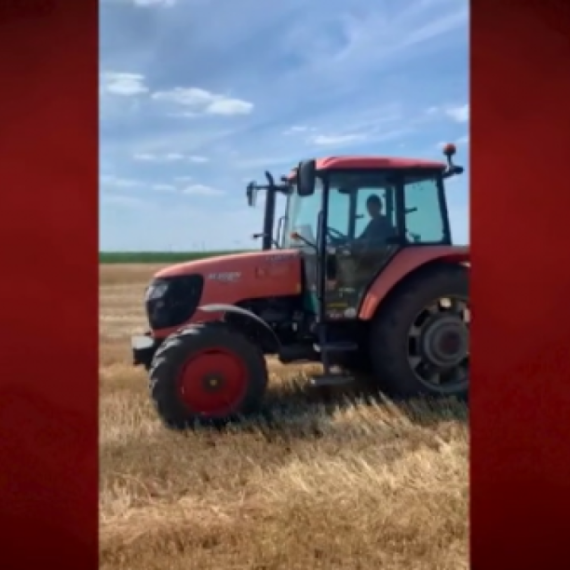 Pogledajte kako Anamaria vozi traktor: Ovako izgleda jedan dan u njenom domaćinstvu VIDEO