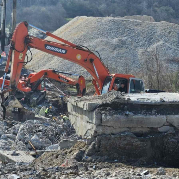 Srušen dotrajali most u Lučanima: Niče novi preko reke Bjelice