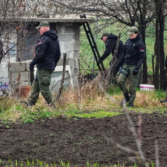 Policemen with shovels headed towards the house where Danka disappeared VIDEO