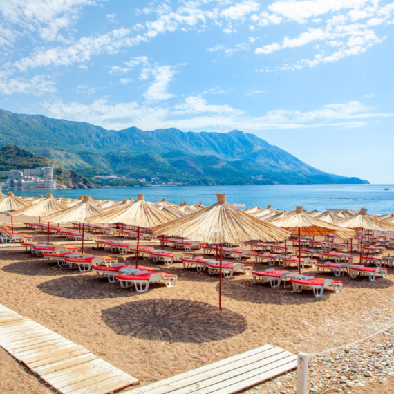 Vrelo u aprilu: Crnogorci uživaju na plažama, neki i plivaju FOTO