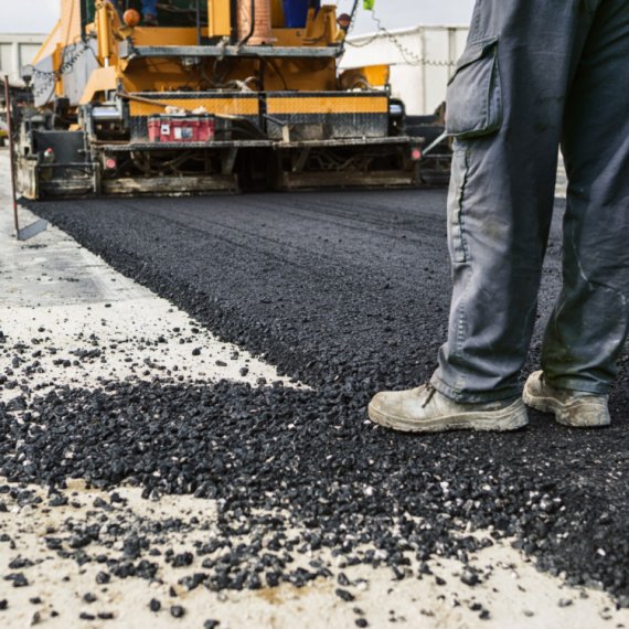 Pola veka čekali novi asfalt: Privode se kraju radovi vredni 33 miliona