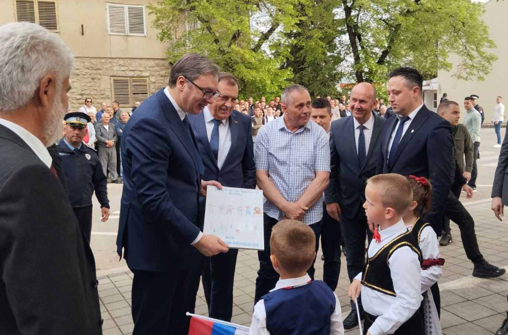 Vučić u Bileći dočekan aplauzima: "Drago mi je da vas vidim" FOTO/VIDEO