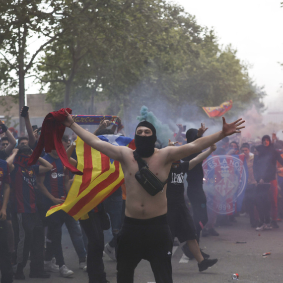 Navijači Barselone podivljali: "Vinisijuse, umri"; Pogodili svoj autobus VIDEO