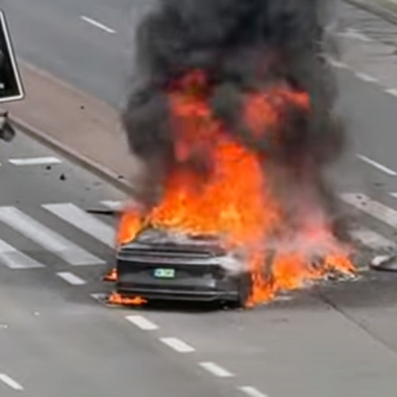 Bio je jedini u Poljskoj: Luksuzni električni automobil sada je pepeo i prah VIDEO