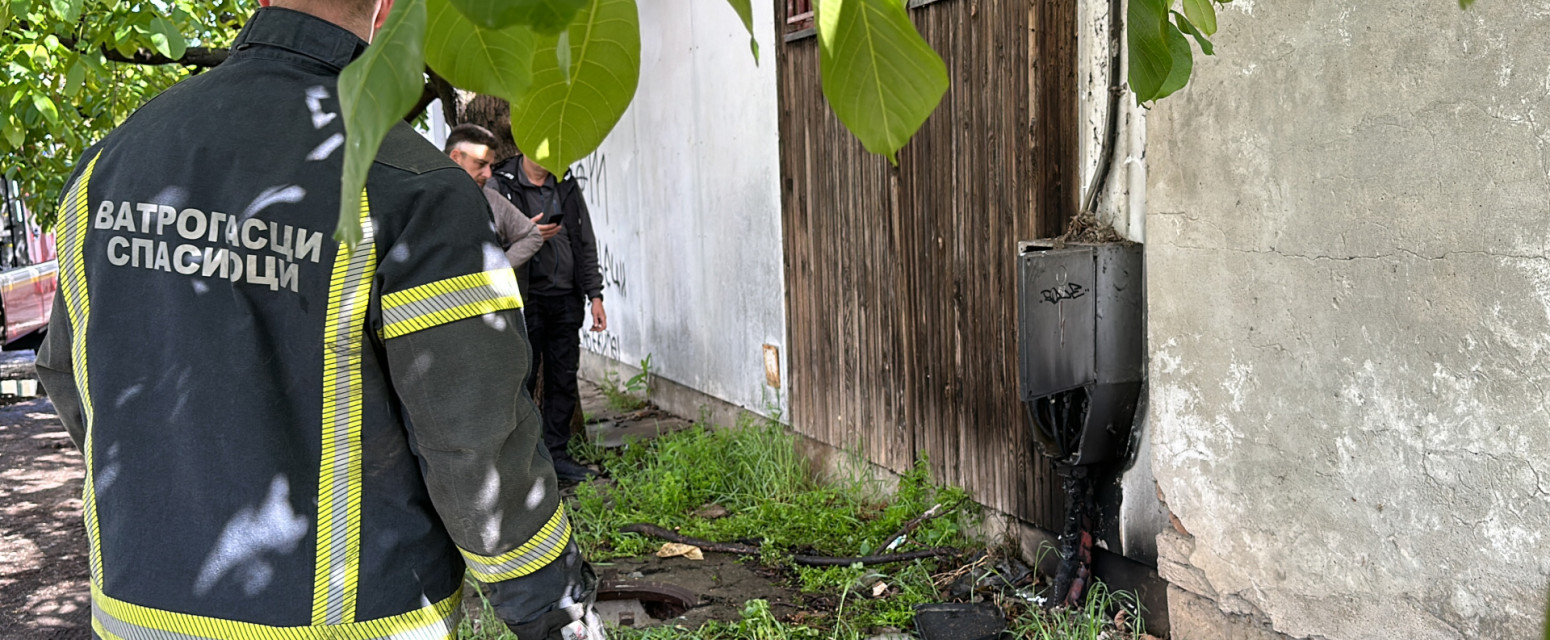Izbio požar na maloj pijaci u Čačku: Zapalio se drveni objekat FOTO