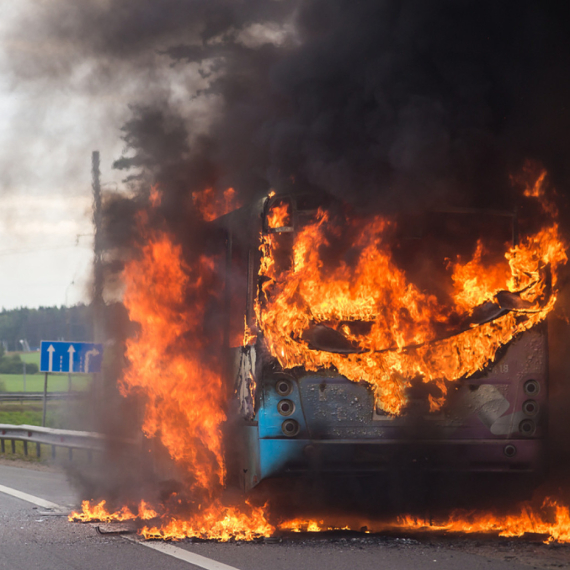 Zapalio se autobus sa đacima FOTO