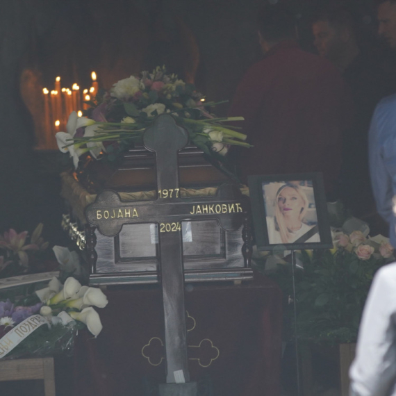 Potresne scene na sahrani Bojane Janković: Sestra u suzama, bivši muž prima saučešća FOTO