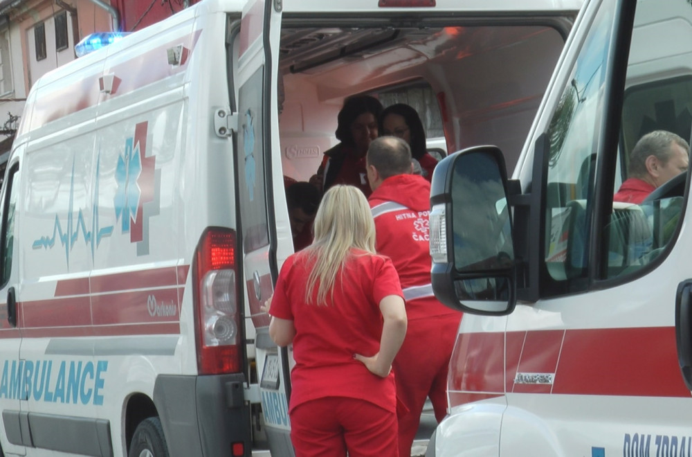 Težak sudar autobusa i automobila u Budvi; Vozač autobusa prebačen u bolnicu