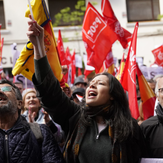 Hiljade ljudi na ulicama Madrida zbog ostavke premijera; "Ne daj se Pedro!" VIDEO