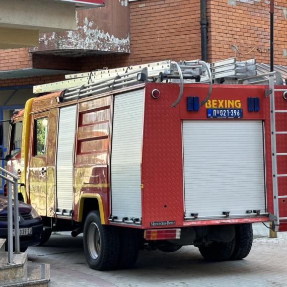Buktinja u centru grada: Izgoreo parkiran automobil – vatrogasci na licu mesta