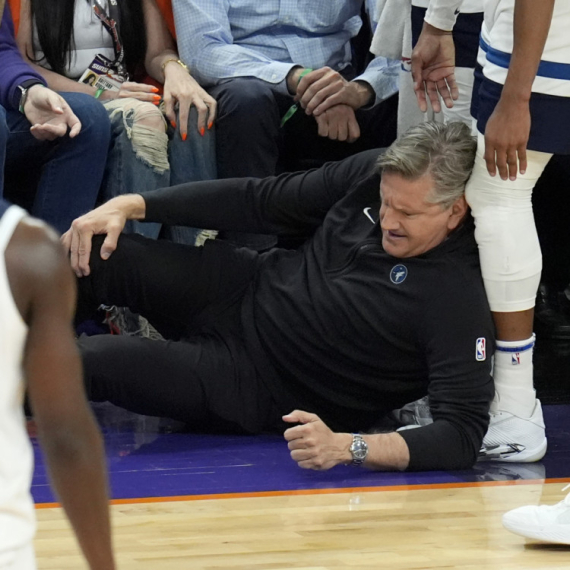 Bizarna povreda trenera u NBA – morao je da napusti teren VIDEO