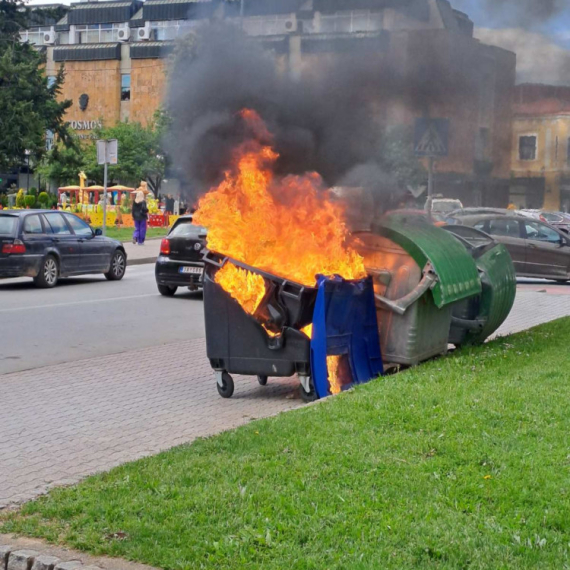 Zapaljen kontejner u centru Kragujevca: Brzom reakcijom sprečena veća šteta FOTO