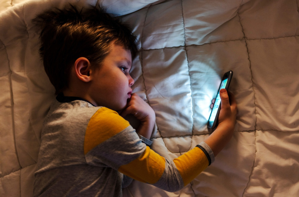 Stručnjaci: Zabraniti smartfone deci mlađoj od 13 godina