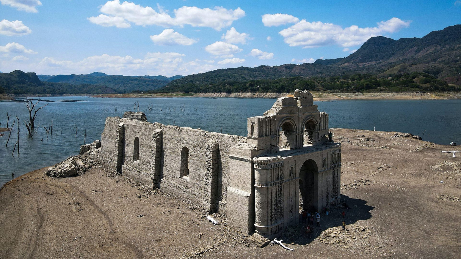 Crkva iz 16. veka u Meksiku izronila iz vode usled velike suše