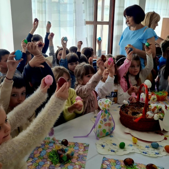 Mališani iz Gornjeg Milanovca na najlepši način proslavili veliki praznik FOTO