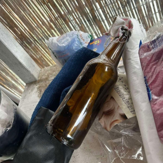 Pronađena puška i molotovljevi kokteli na jednom od nelegalnih splavova na Savi FOTO
