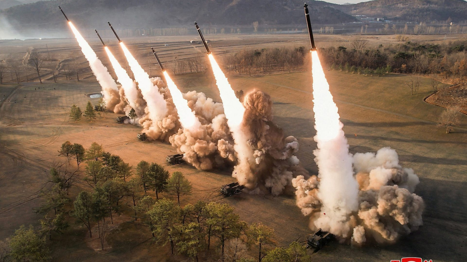 Snimci iz Severne Koreje prikazuju Kima DŽonga Una kako nadgleda testiranje raketa