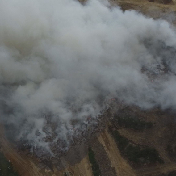Deponija nadomak Užica ponvo gori; U gašenje požara uključeni i helikopteri FOTO