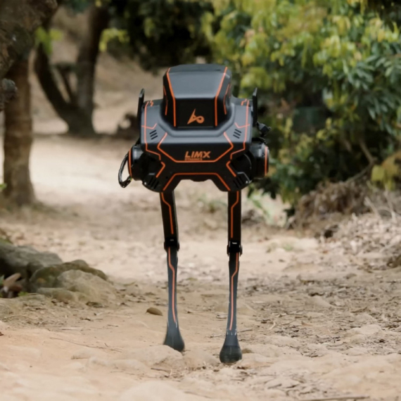Kinezi pustili dvonožnog robota u šumu: Preživeo batine i ostao na nogama VIDEO