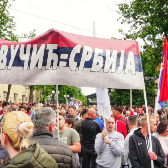 Počeo miting izborne liste "Aleksandar Vučić - Beograd sutra" u Lazarevcu; Okupio se veliki broj građana FOTO