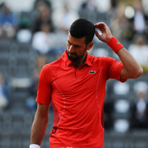 Srpski teniser Novak Đoković pogođen flašom na turniru u Rimu