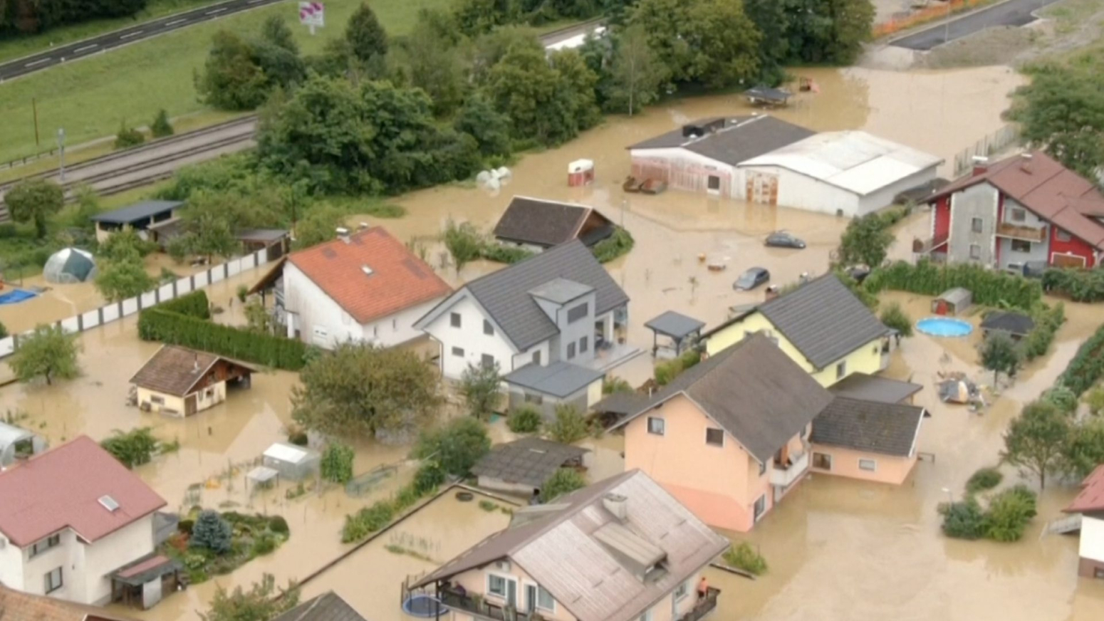 Slovenija i nevreme: Mnogi putevi poplavljeni, evakuacija ljudi i helikopterima