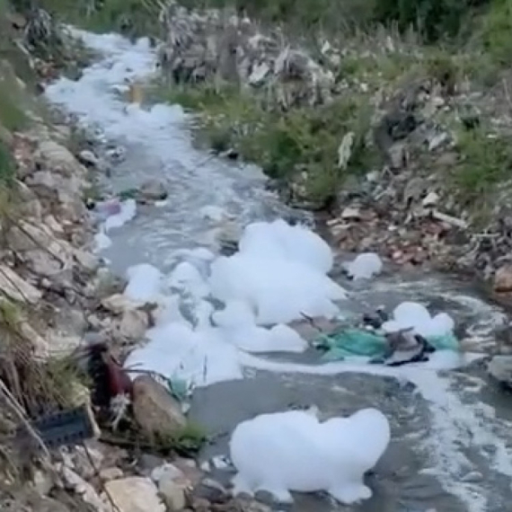 Novopazarci u strahu: Voda potpuno bela od sapunice FOTO/VIDEO
