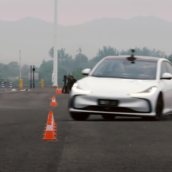 Kao po šinama: Kineski električni auto rekordno brzo na "testu severnog jelena" VIDEO