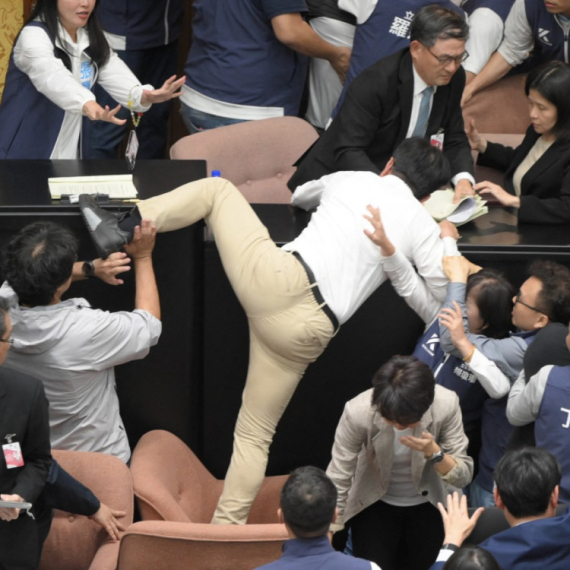 Neviđeno! Totalni cirkus u tajvanskom parlamentu: "Bil Bandit" zgrabio zakon i potrčao VIDEO