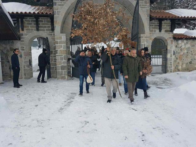 The displaced Serbs managed to bring 'the badnjak' to their church in Djakovica on Friday, despite the Albanian protest (Tanjug)