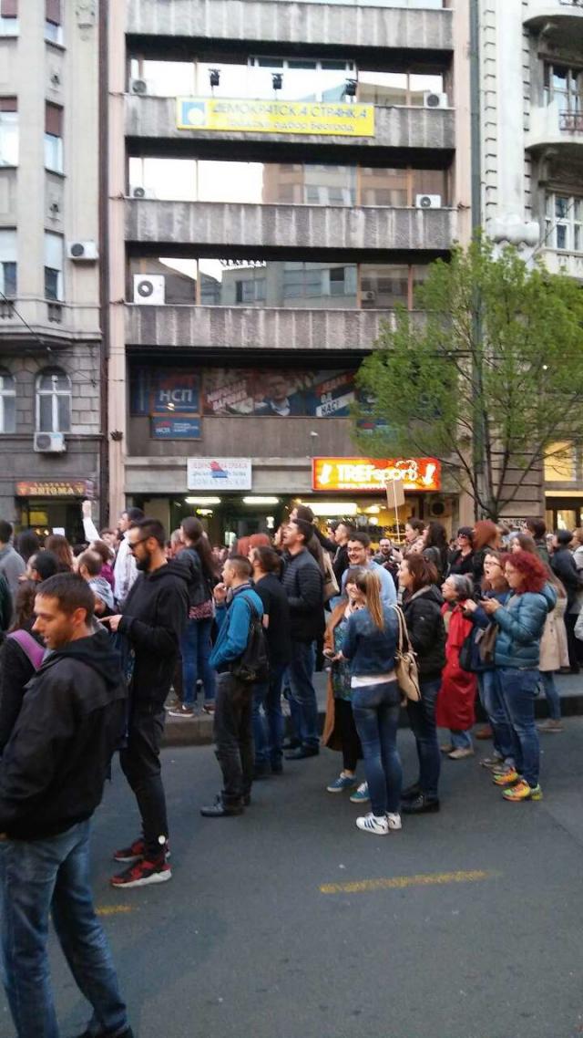 Demonstranti zvižde ispred sedišta DS u Beogradu (FOTO: B92)