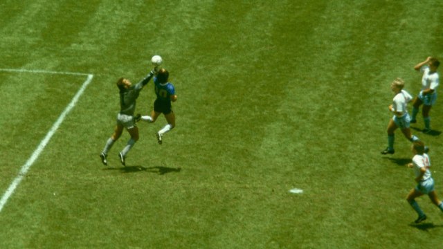 Foto: Getty Images/ Maradona postiže čuveni gol rukom protiv Engleske
