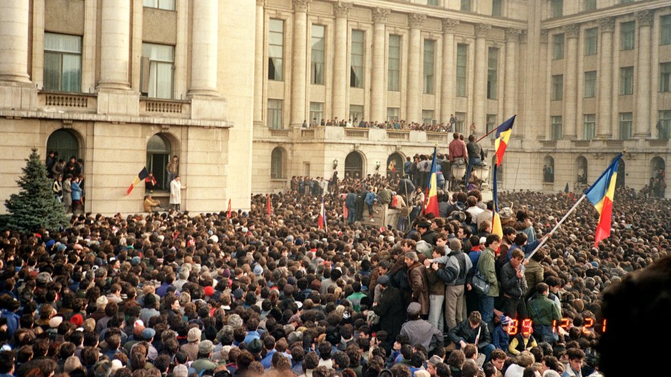 Demonstranti mašu rumunskim zastavama na antikomunistièkim protestima na Trgu republike u Bukureštu 21. decembra 1989. godine/Getty Images