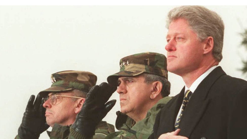 Američki predsednik Bil Klinton (desno) i glavnokomandujući NATO-a Džordž Džulven ispratili su trupe koje su iz baze u Nemačkoj u decembru 1995. godine krenule u BiH/LUKE FRAZZA/AFP via Getty Images