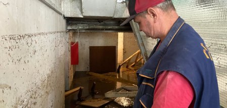 Ispumpavanje vode iz podruma zgrade u Ulici Miæe Radakoviæa u Zemunu/BBC