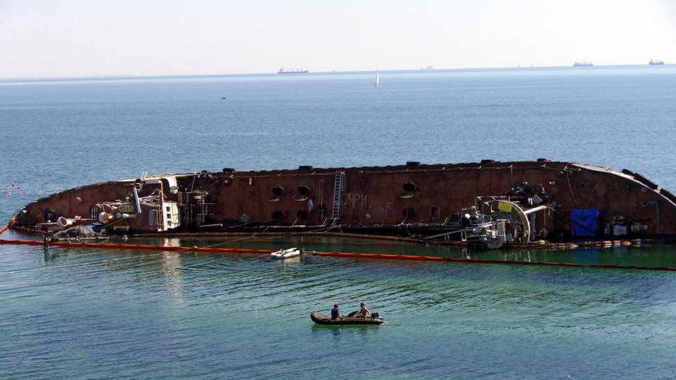 Alfa je pomogla u osnivanju ogranièenog partnerstva u vlasništu naftnog tankera Delfi, koji je ispuštao naftu mesecima pošto je doživeo brodolom/Getty Images