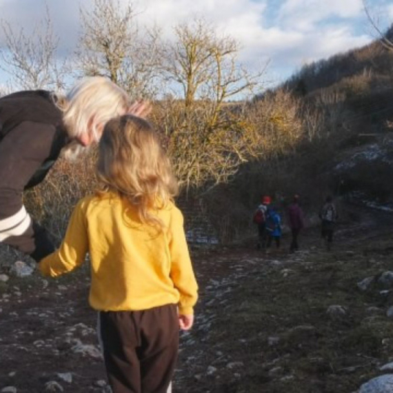 Enela ostala sama sa petoro dece na ledenom Pešteru: Humanitarac želi da im pomogne