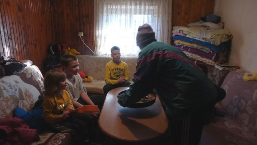 Enela ostala sama sa petoro dece na ledenom Pešteru: Humanitarac želi da im pomogne