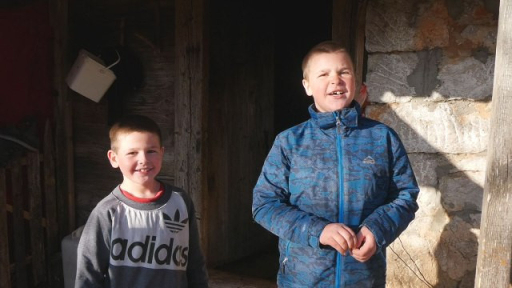 Enela ostala sama sa petoro dece na ledenom Pešteru: Humanitarac želi da im pomogne