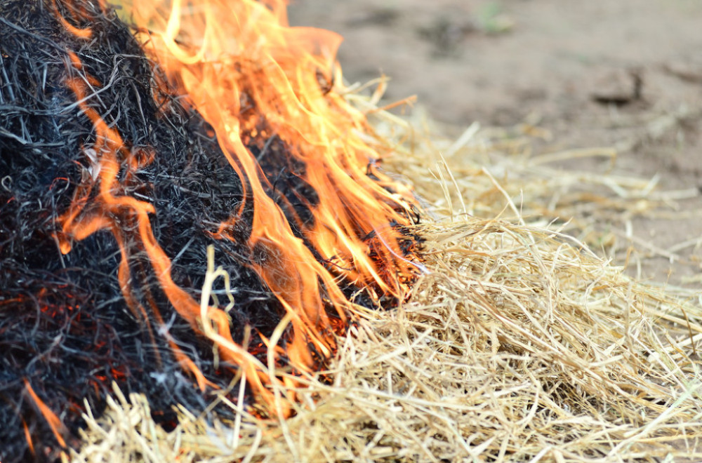 U selu Klina zapaljen pomoćni objekat povratniku, izgorelo seno