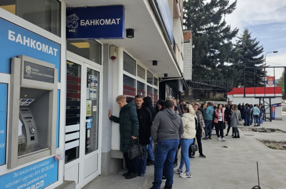 Vaspitači i radnici predškolskih ustanova ispred Poštanske štedionice u Leposaviću