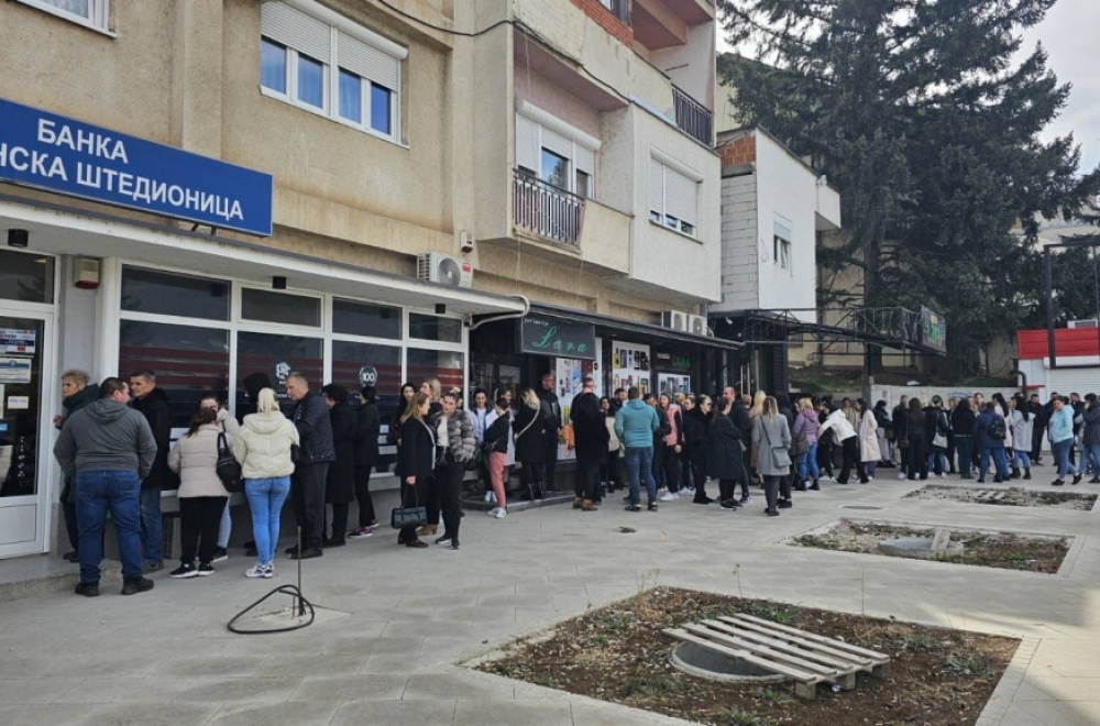 Nastavlja se Kurtijev teror na KiM: U Leposaviću na vrata srpske banke postavljeno upozorenje