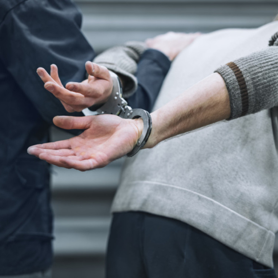 Uhapšen muškarac u Zrenjaninu: Uz pretnje nožem oteo novac radnici
