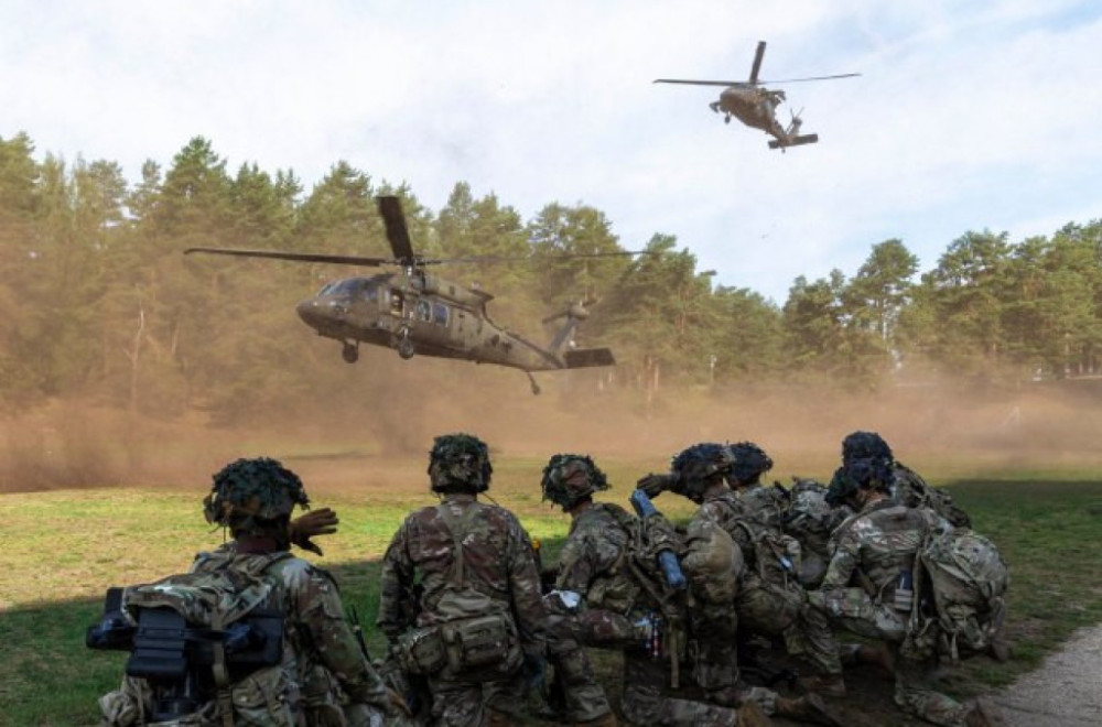 NATO opet nešto sprema na Kosovu? Američki vojnici u Bondstilu izvode obuku za transport tereta helikopterima